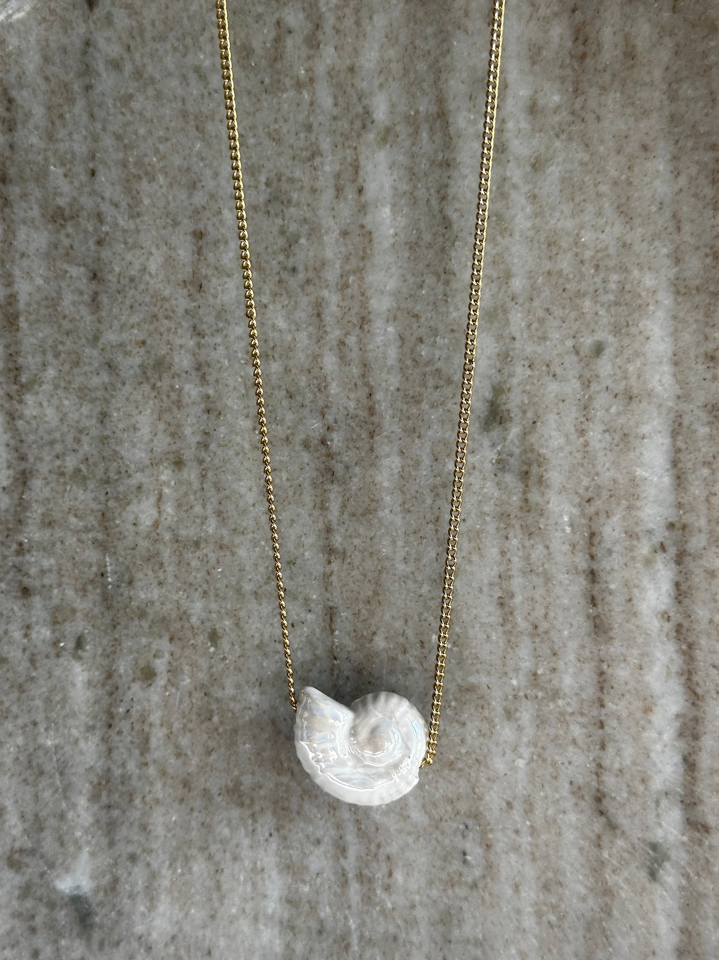 Shelly Shelly White Neckale