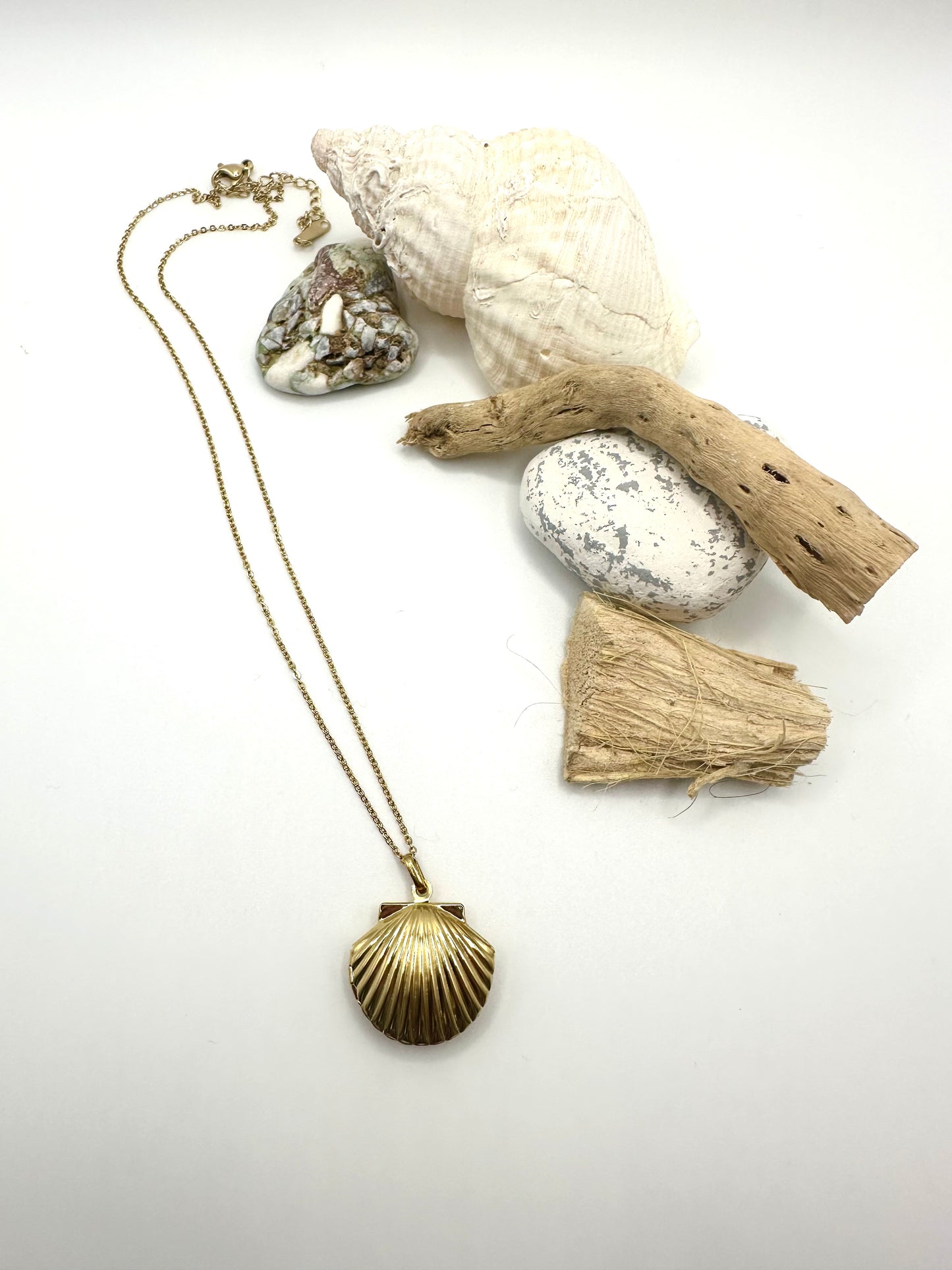 Concha Necklace